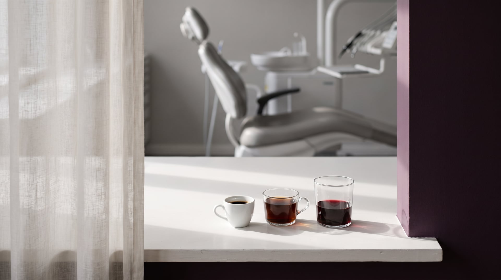 Glas Wasser und Zahnbürste neben einer Zahnfarbskala als Sinnbild für die Nachpflege nach dem Bleaching · Symbolbild