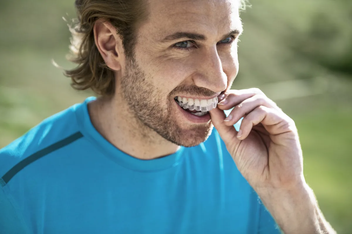 Patient:in nach Aligner-Behandlung bei Dr. Sarmadi